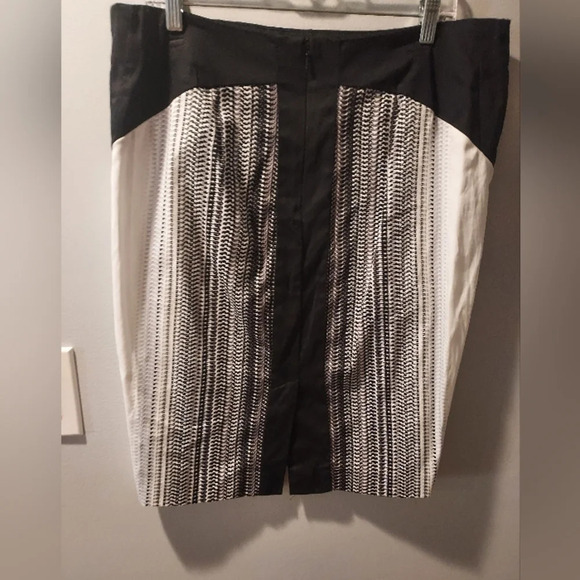 eci New York Black and White Printed Pencil Skirt in Size 14 - Picture 5 of 10